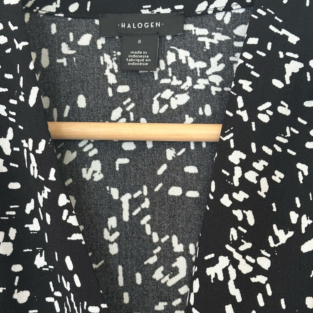 Halogen Black and White Patterned Blouse. Size Small - Picture 3 of 5